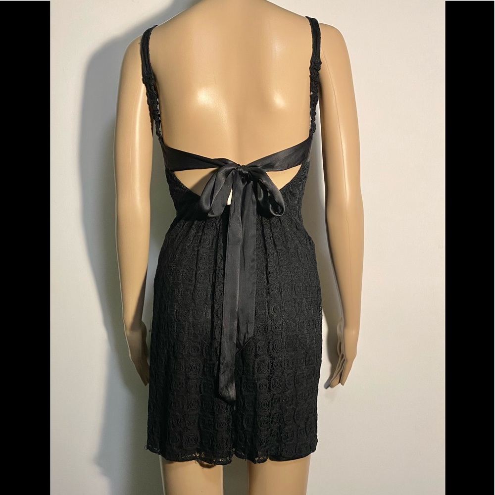 LIKE NEW BLACK LACE Alexa Admor V cut open back tie dress